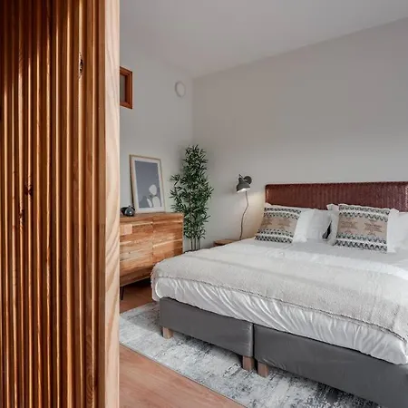 Modern Near Metro Station Apartament *