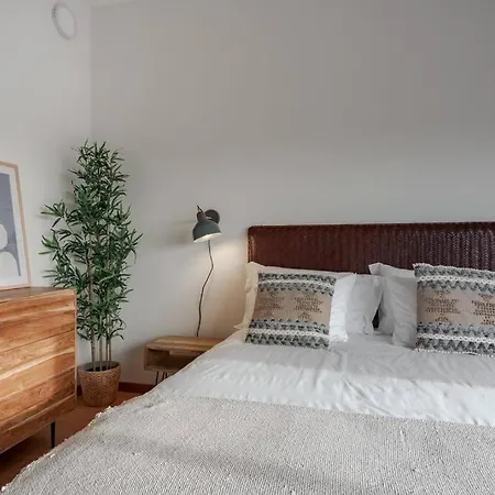 Modern Near Metro Station Apartmán *